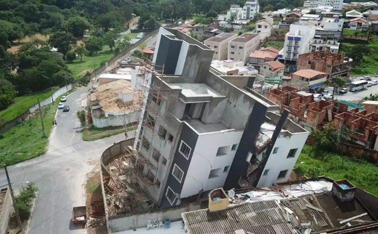 Prédio em construção tomba e compromete casas vizinhas em Betim; 15 famílias ficam desalojadas