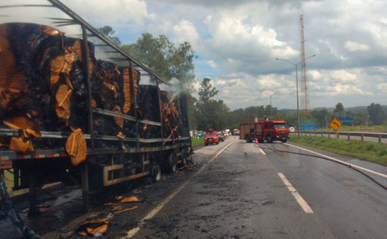 Caminhão carregado de papel pega fogo na BR-040 em Sete Lagoas e congestiona rodovia 