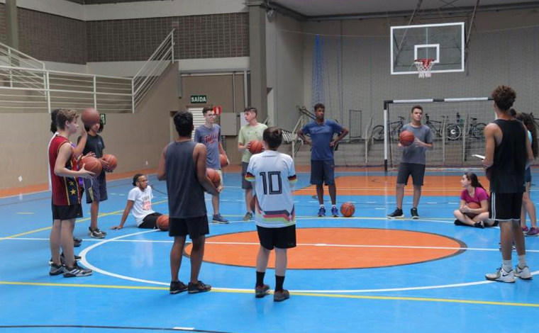 Foto: DivulgaÃ§Ã£o/PMSL - O ginÃ¡sio foi responsÃ¡vel por treinar vÃ¡rios atletas por dÃ©cadas, e recentemente passou por uma ampla reforma, e agora jÃ¡ recebe aulas gratuitas do PLESC, como futsal, vÃ´lei, handebol e basquete para crianÃ§as, jovens e adultos 