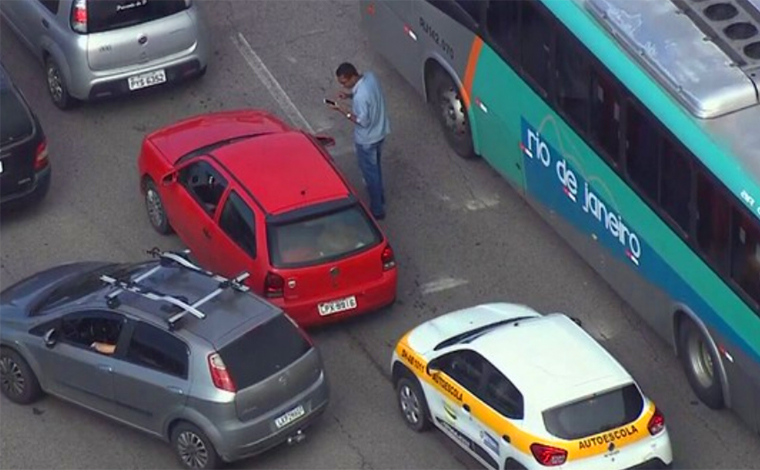  Foto: ReproduÃ§Ã£o/TV Globo - Ãs 8h, quando a lentidÃ£o ainda se estendia por quatro quilÃ´metros, o Globocop flagrou o homem andando perdido entre os carros. Ãs 8h30, ele finalmente achou o veÃ­culo