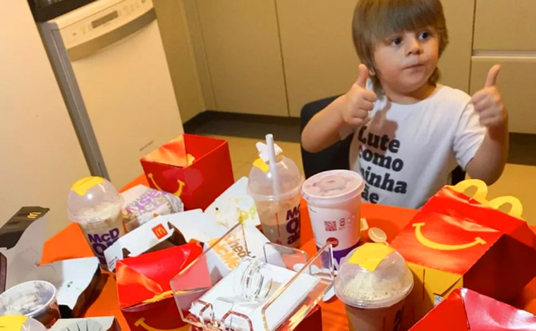 Foto: RaÃ­ssa Wanderley - Tom admitiu que foi ele quem fez o pedido e ainda ficou chateado porque o brinquedo que ele queria nÃ£o veio. Toda comida foi dividida com outros integrantes da famÃ­lia, que moram no mesmo prÃ©dio, e com os funcionÃ¡rios do edifÃ­cio