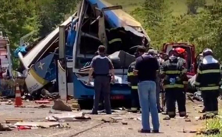 Grave acidente entre ônibus e caminhão deixa 41 mortos no interior de São Paulo