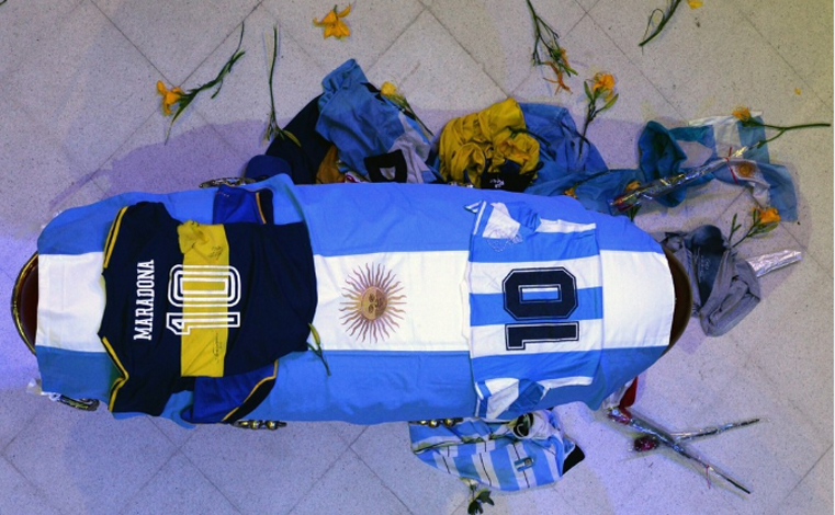 Após tirar foto com corpo de Maradona, funcionário de funerária é demitido 