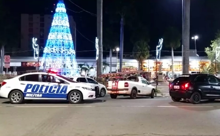 Criança morre eletrocutada ao tocar em decoração de natal em uma praça de Caldas Novas