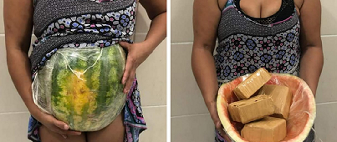 Mulher amarra melancia ao corpo para fingir gravidez e transportar drogas dentro da fruta