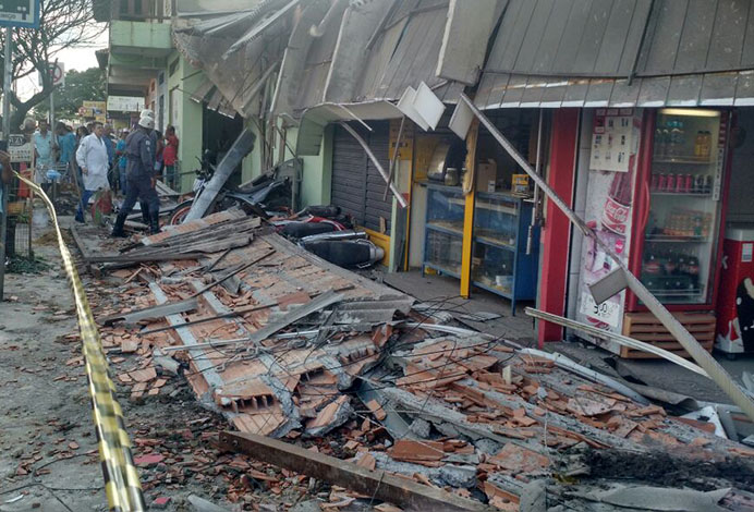 Marquise de prédio desaba e assusta lojistas e clientes