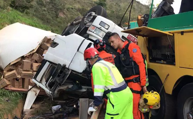 Socorrista morre esmagada por cabine de carreta durante resgate na BR-381