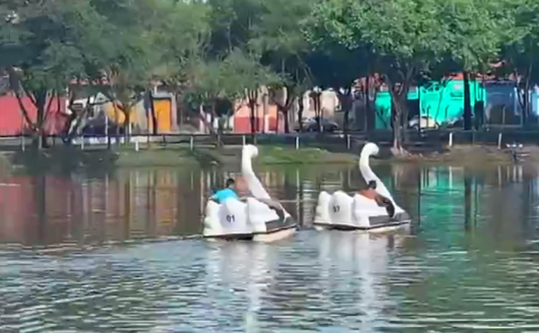 Homem furta bolsa de idosa e foge de pedalinho em lago do interior paulista 