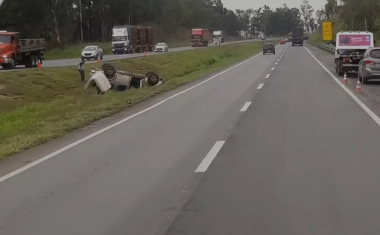 Em menos de uma hora, caminhão e caminhonete capotam na BR-040 em Sete Lagoas