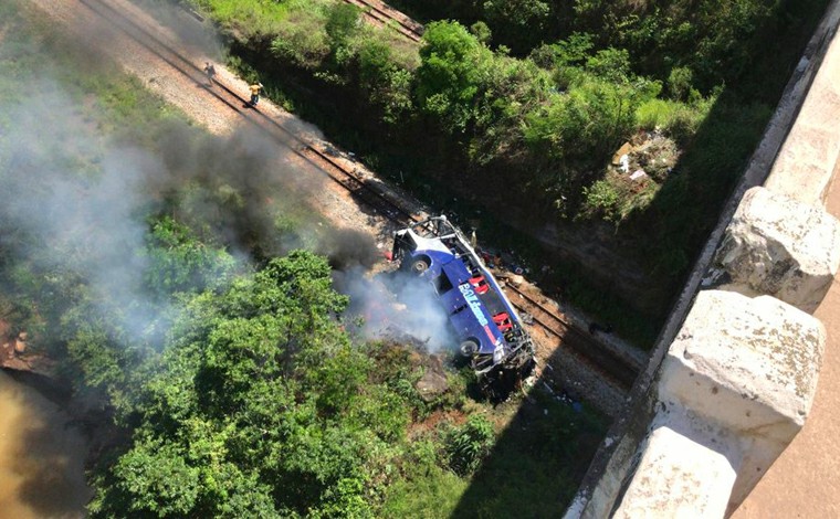 Ônibus cai de viaduto com cerca de 15 metros de altura e deixa ao menos 10 mortos e 30 feridos