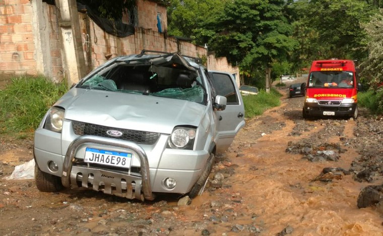 Mulher morre após capotar o carro durante manobra para sair de casa em Contagem