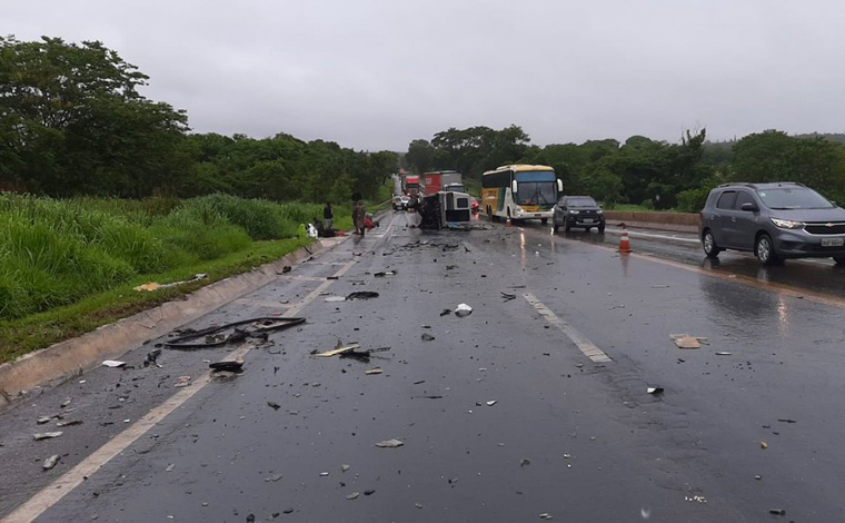 Grave acidente entre van e caminhão deixa várias pessoas feridas na BR-135 em Curvelo