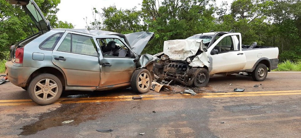 Três pessoas morrem em acidente entre carro e caminhonete na MGC-259 em Curvelo