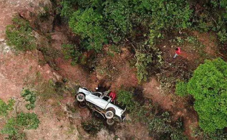 Motorista é resgatado com vida dois dias após veículo cair em ribanceira na MG-190