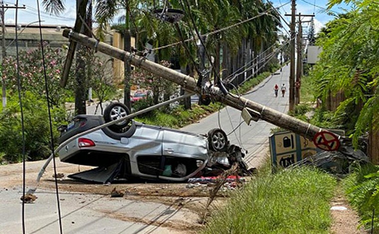 Motorista perde controle da direção e carro bate em poste na Av. Castelo Branco em Sete Lagoas  