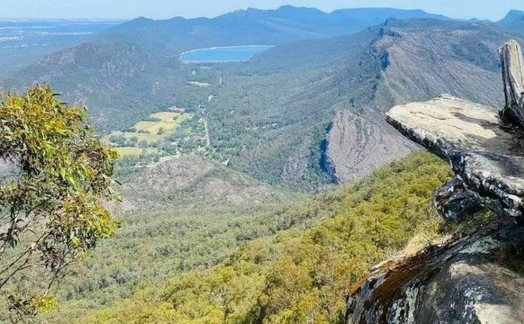 Mulher tenta tirar selfie e morre ao cair de penhasco com cerca de 80 metros