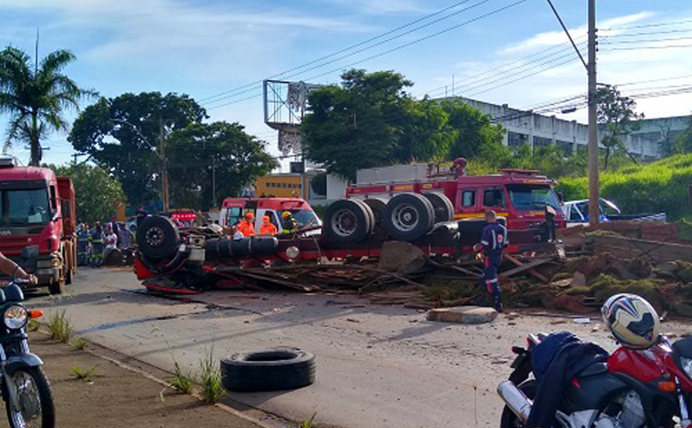 Caminhão capota após pneus estourarem e motorista perder o controle da direção em Sete Lagoas 