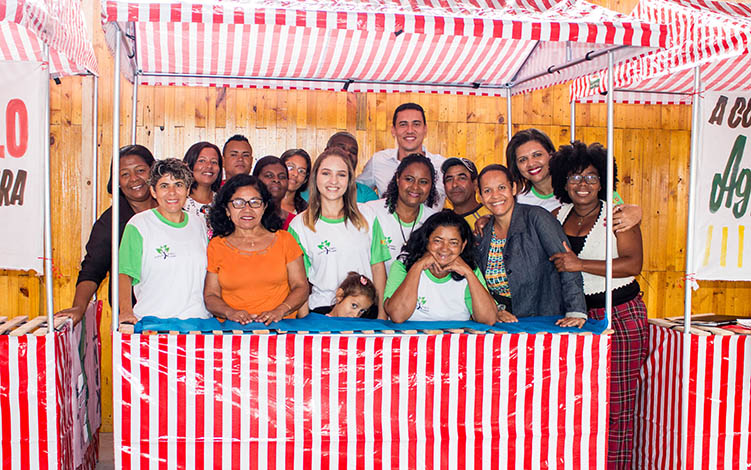 Famílias do Cidade de Deus recebem barracas para promover feira livre