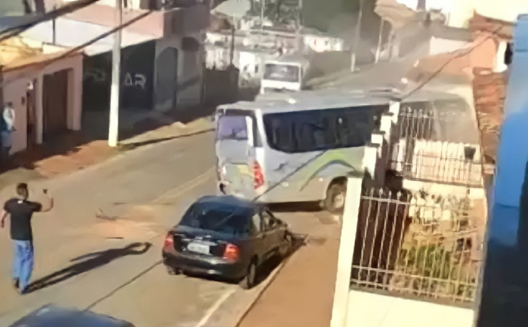 Motorista usa micro-ônibus para tentar matar ex-namorada no interior de Minas Gerais