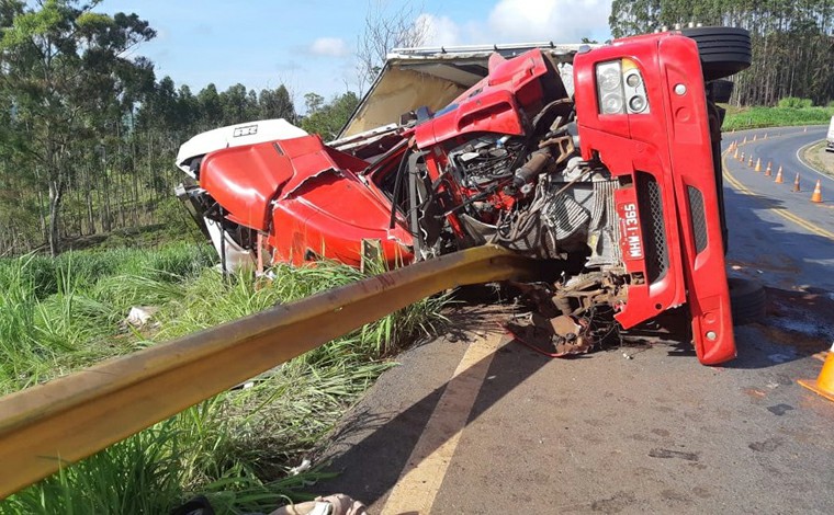 Duas crianças morrem e pais ficam gravemente feridos após carreta tombar na BR-365 