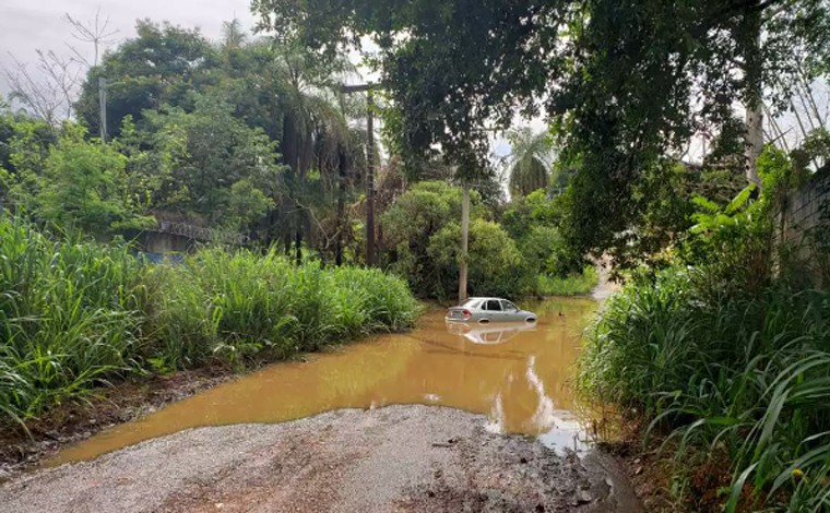 Motorista fica ilhado dentro de carro durante chuva no bairro Santo Antônio em Sete Lagoas