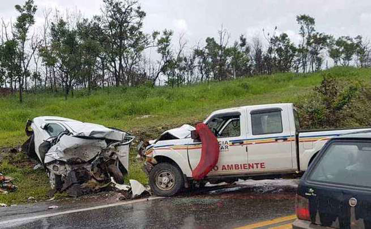 Cinco pessoas morrem em acidente envolvendo viatura da PM e carro de passeio em Capitólio