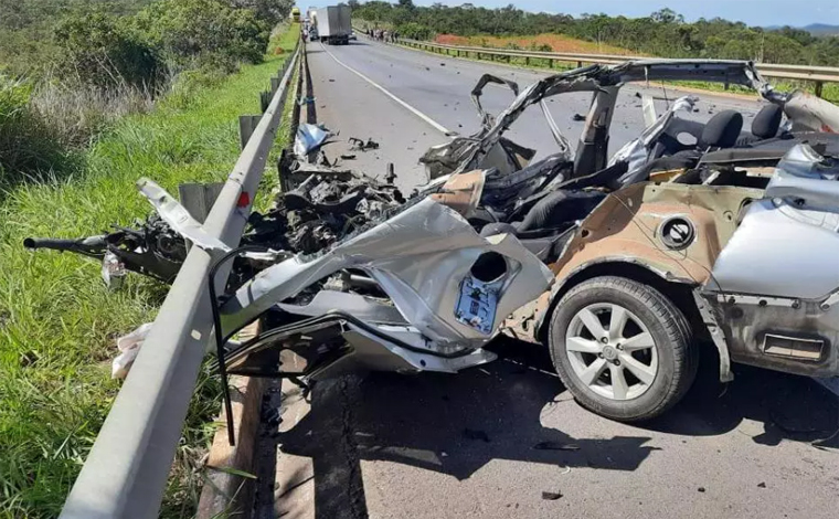 Acidente entre carro e caminhão deixa cinco mortos da mesma família na BR-135, no Norte de Minas