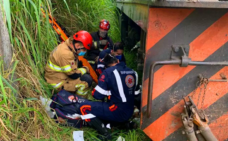 Homem tem perna amputada após ser atropelado por trem em Belo Horizonte 