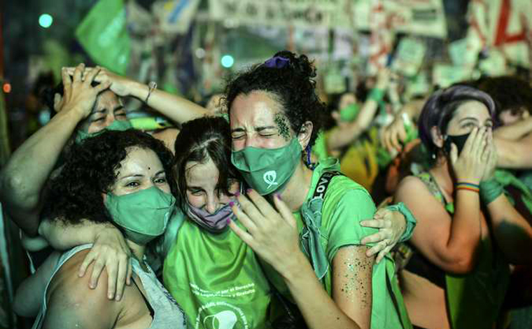 Senado Argentino aprova projeto que legaliza aborto e mulheres comemoram nas ruas de Buenos Aires 