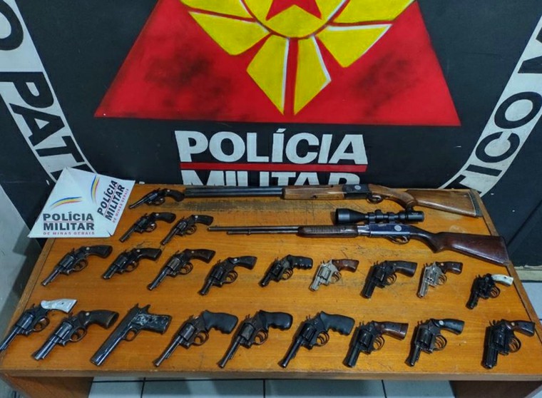 Polícia Militar desenterra mais de 20 armas de fogo que pertencem a traficantes de Belo Horizonte