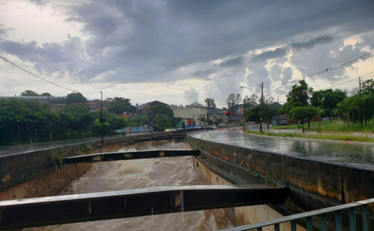 Foto: DivulgaÃ§Ã£o/Defesa Civil - A chuva tambÃ©m provocou alagamentos em vÃ¡rios pontos da capital, como na avenida AntÃ´nio Carlos, prÃ³ximo a UFMG, na regiÃ£o da Pampulha. As vias estavam completamente tomada pela Ã¡gua