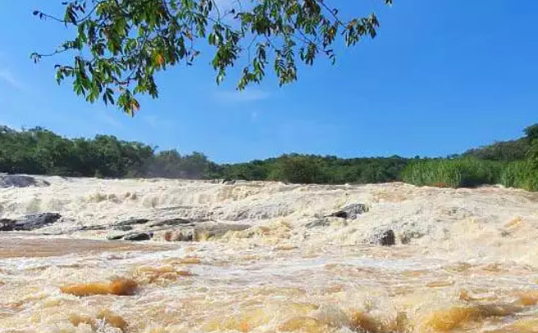 Homem desaparece após tentar fazer ‘selfie’ e cair do alto de cachoeira em Bom Despacho