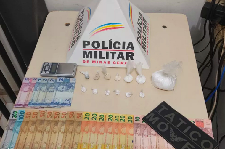 Foto: DivulgaÃ§Ã£o/PMMG - No momento da abordagem, o homem estava com um papelote de cocaÃ­na e R$ 448 em dinheiro. A PM fez buscas na casa dele, ao lado do bar, e encontrou na cozinha vÃ¡rias porÃ§Ãµes de cocaÃ­na, uma balanÃ§a, maconha e R$ 500