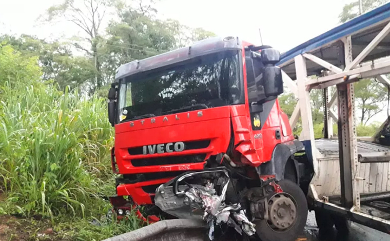 Menino de 12 anos morre em acidente entre carreta e carro na BR-135, em Curvelo