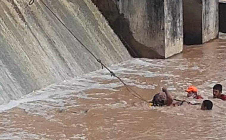 Foto: DivulgaÃ§Ã£o/CBMMG - De acordo com os militares, o homem teria pulado dentro do rio, quando foi arrastado e ficou com a perna presa em uma pedra. Quando chegaram, a Ã¡gua encobria o banhista que estava com vida, porÃ©m, muito fraco