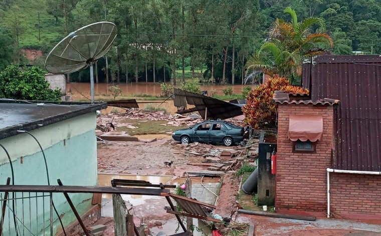 Foto: DivulgaÃ§Ã£o/CBMMG - ApÃ³s cair na correnteza, a vÃ­tima se segurou em uma Ã¡rvore para nÃ£o ser levada pela correnteza. Ela relatou a corporaÃ§Ã£o que, havia sido picada por uma cobra. Os mÃ©dicos constaram trÃªs picadas 