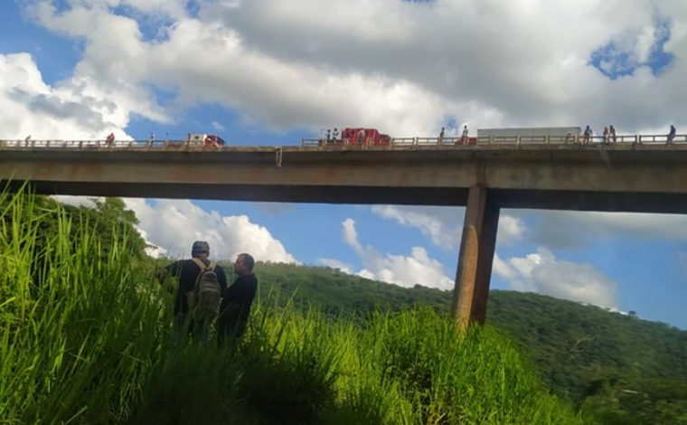 Há mais de um mês da queda de ônibus, caminhão cai da mesma ponte na BR-381, em João Monlevade 