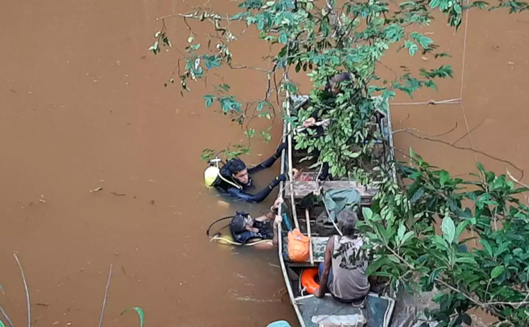 Quatro homens morrem após caminhão cair de viaduto da BR-381 em João Monlevade