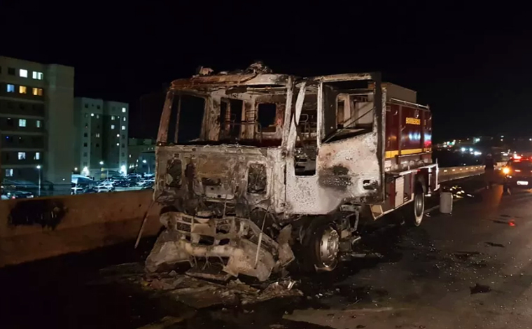 Caminhão do Corpo de Bombeiros sofre pane e pega fogo na Grande BH