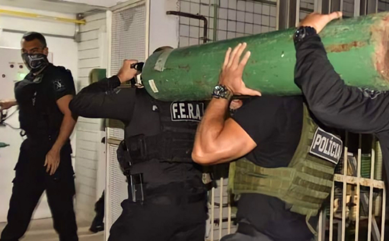 Polícia apreende 33 cilindros de oxigênio escondidos em caminhão em Manaus