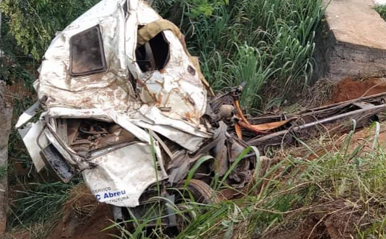 Acidente na BR-381: após 4 dias, bombeiros içam caminhão e corpo de motorista é resgatado