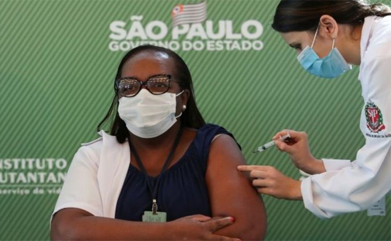 Enfermeira de São Paulo é primeira brasileira vacinada contra covid-19