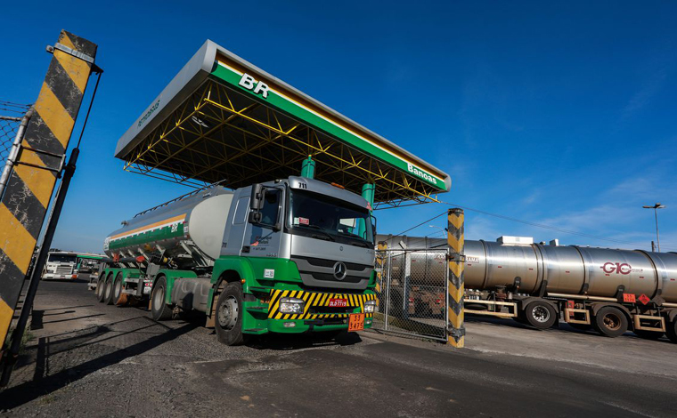 Foto: Diego Vara - O preÃ§o da gasolina vendida na bomba do posto revendedor Ã© diferente do valor cobrado nas refinarias. Isso porque atÃ© chegar aos consumidores finais sÃ£o acrescentados tributos federais e estaduais