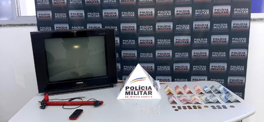 Foto: DivulgaÃ§Ã£o/PMMG - No local, os policiais abordaram dois adolescentes. Com G.B.S. os militares localizaram uma garrafa plÃ¡stica contendo 17 pedras e com M.V.A. encontraram R$ 113,95 reais. Os autores foram apreendidos e encaminhados a delegacia 