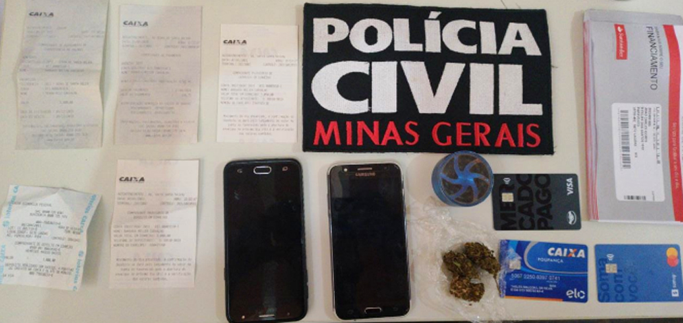 Foto: DivulgaÃ§Ã£o/PolÃ­cia Civil - A PolÃ­cia Civil apreendeu cinco celulares, um notebook, quatro cartÃµes de crÃ©dito, comprovantes de movimentaÃ§Ãµes bancÃ¡rias, um carnÃª de financiamento de veÃ­culo em nome de terceiros