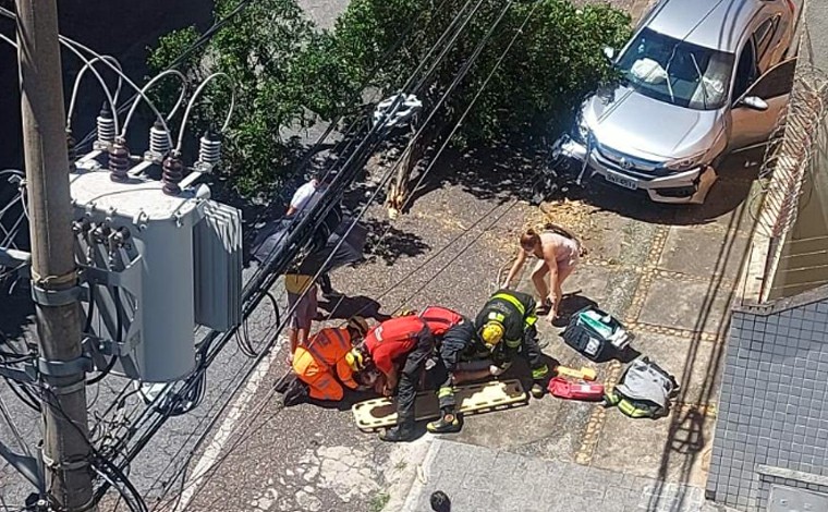 Mulher é atropelada na calçada e árvore cai em cima dela em Belo Horizonte