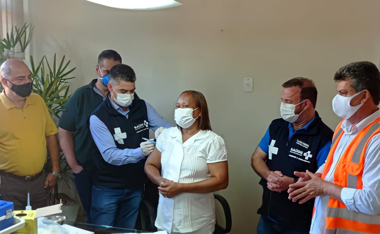 Foto: BÃ¡rbara Herrera - Ela recebeu a dose da CoronaVac em uma cerimÃ´nia simbÃ³lica no gabinete do Prefeito DuÃ­lio de Castro, na tarde desta terÃ§a-feira (19). AlÃ©m de Taninha, outras seis pessoas tambÃ©m foram imunizadas, todas profissionais da saÃºde