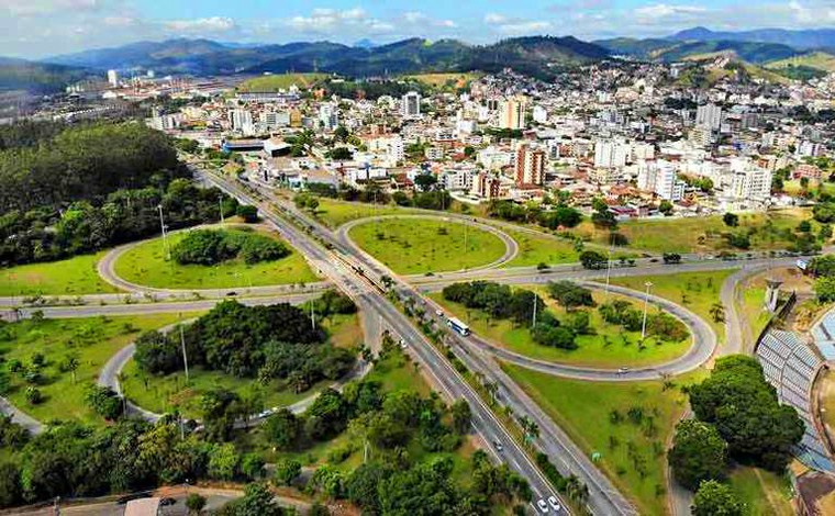 Foto: ReproduÃ§Ã£o - ApÃ³s o crime, os prÃ³prios irmÃ£o acionaram o ServiÃ§o de Atendimento MÃ³vel de UrgÃªncia (Samu), alegando que o pai teria se suicidado. Os mÃ©dicos socorristas desconfiaram da versÃ£o dos suspeitos e acionaram a PM