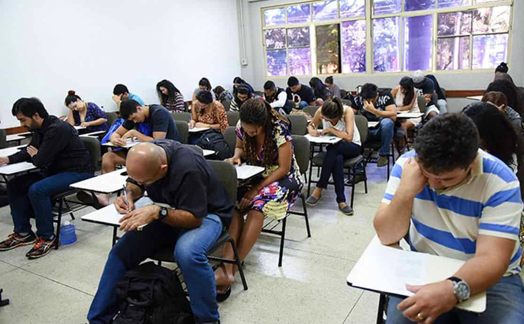 Foto: DivulgaÃ§Ã£o/MEC - O Encceja permite conceder o diploma de conclusÃ£o do ensino fundamental ou mÃ©dio para jovens e adultos que nÃ£o conseguiram obter o documento na idade prevista. A aplicaÃ§Ã£o das provas estÃ¡ prevista para o dia 25 de abril