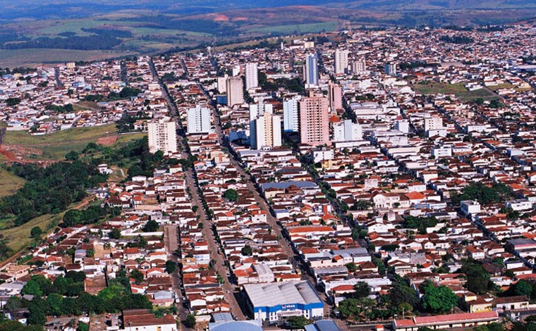 Viatura capota e policiais ficam feridos durante perseguição no interior de Minas Gerais